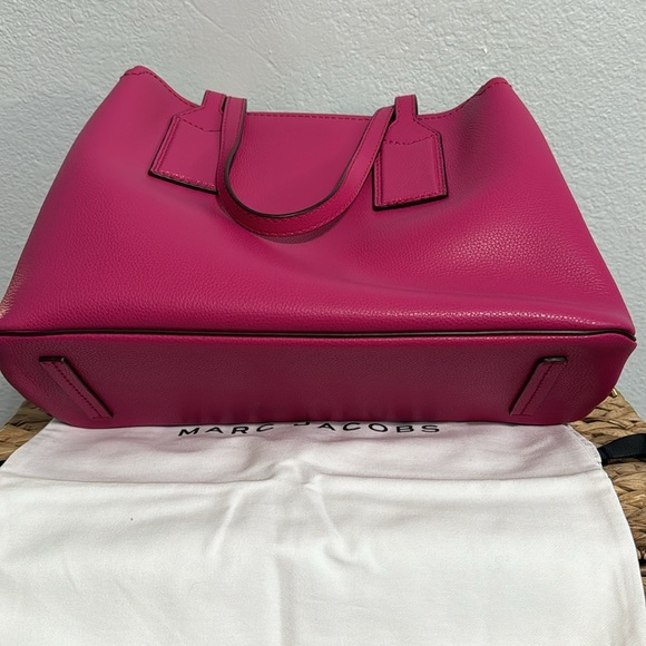 MARC JACOBS MAGENTA THE EDITOR 38
MEDIUM TOTE with Gold Accents - Picture 7 of 7